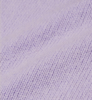 Close-up of the Vendome Cashmere Short in Soft Lilac/White, featuring an elastic waistband and textured, diagonal knitted lines.