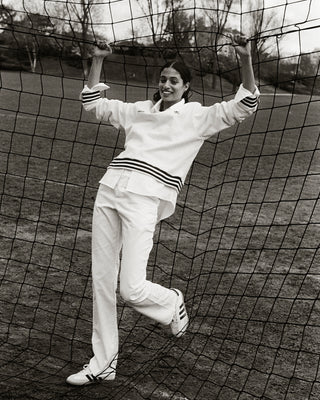 V-Neck Sweatshirt - Cream/Navy