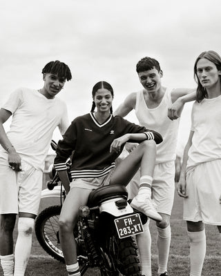 V-Neck Sweatshirt - Navy/Cream