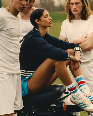 V-Neck Sweatshirt - Navy/Cream